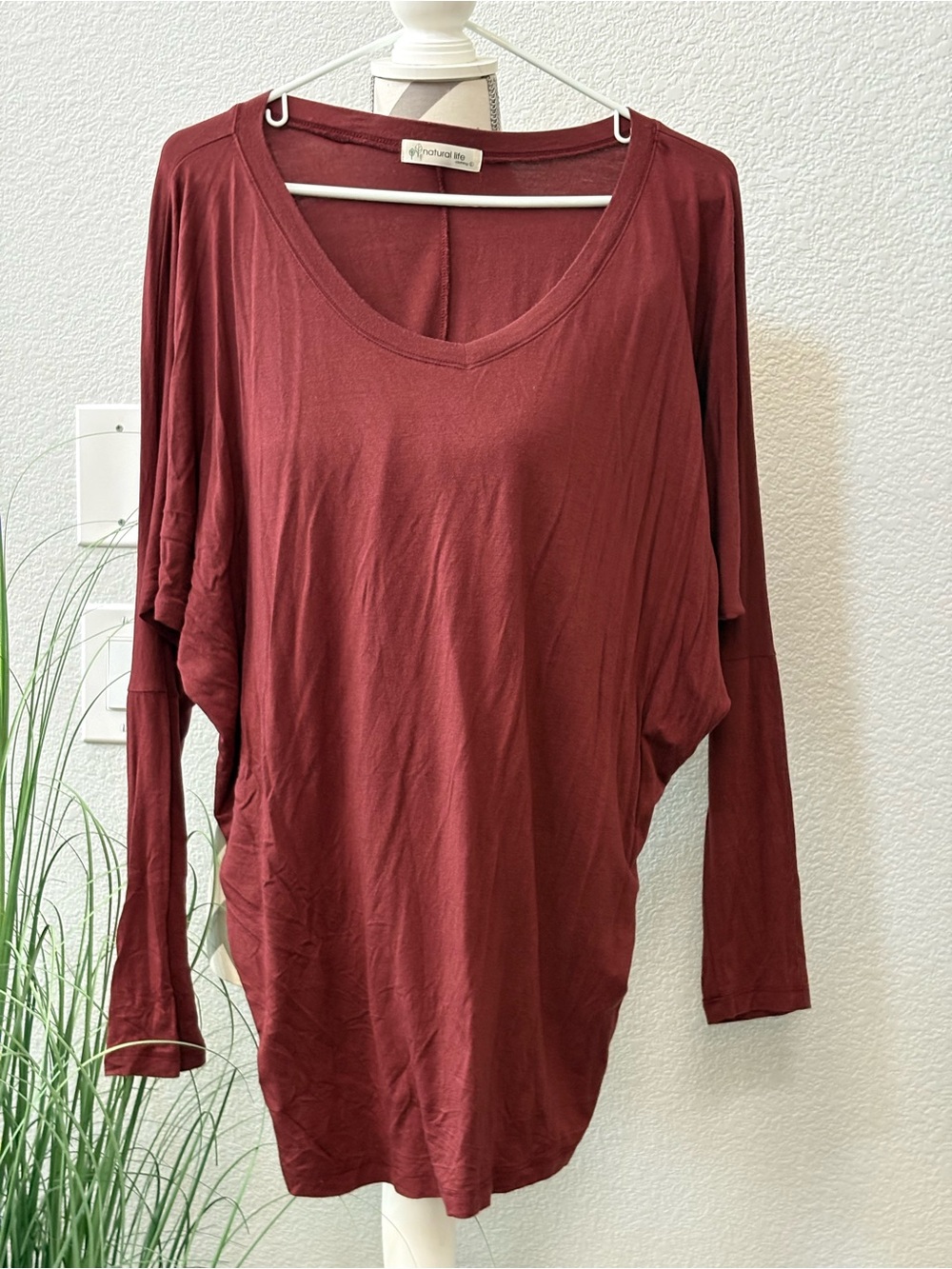 NATURAL LIFE Women's V-Neck Long Sleeve Top in Wine